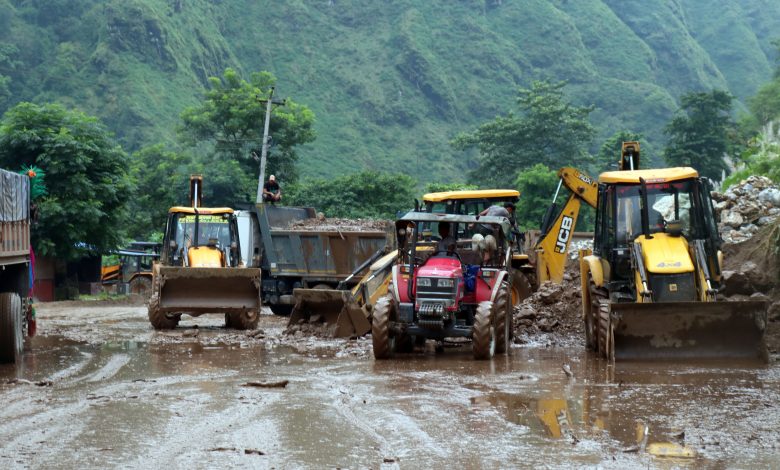 पहिरो पन्छाएपछि नारायणगढ-मुग्लिन सडक सञ्चालनमा
