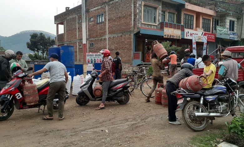 ग्यासको कालोबजारी रोक्न उपत्यकाका डिपोमा सादा पोसाकका प्रहरी परिचालन ग्यासको कालोबजारी रोक्न उपत्यकाका डिपोमा सादा पोसाकका प्रहरी परिचालन