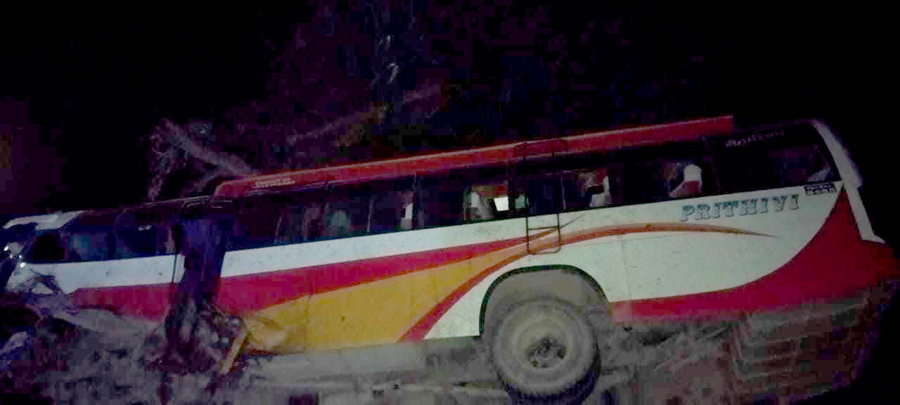 दाङमा बस दुर्घटनाः १४ यात्रु घाइते