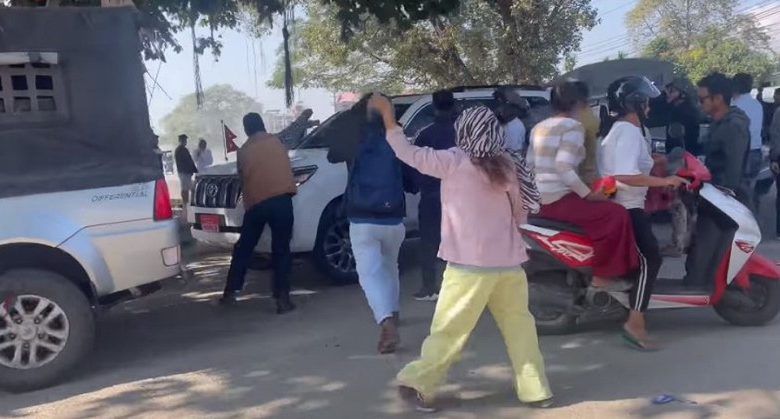 मुख्यमन्त्री कार्की सवार कारमाथि झापाको दमकमा ढुङ्गा मुढा