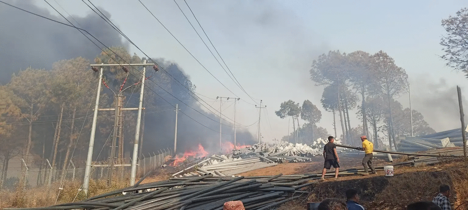 Photo of जंगलमा लागेको आगो विद्युत सव-स्टेशनमा पुग्दा करोडौंको क्षति