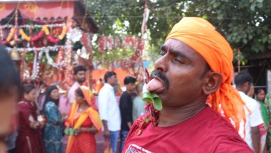 Photo of बागेश्वरी मन्दिरमा जिब्रो छेड्दै भक्तजन