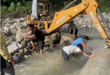 Photo of करिडोरकाे अवरुद्ध सडक खुलाउन डाेजर लिएर पुगे पालिका प्रमुख सुनारी