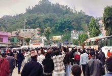 Photo of क्षतिपुर्तीको माग गर्दै के.आई.सिंह राजमार्ग अवरुद्धः सयौ यात्रु अलपत्र