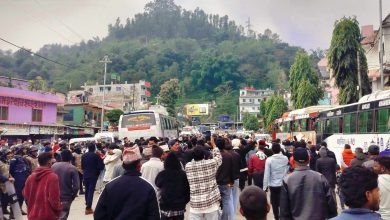 Photo of क्षतिपुर्तीको माग गर्दै के.आई.सिंह राजमार्ग अवरुद्धः सयौ यात्रु अलपत्र