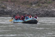 Photo of त्रिशूली नदीको झोलुङ्गे पुल बाढीले बगाएपछि निःशुल्क डुङ्गा सञ्चालन