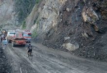 Photo of सवारी रोकेर तुइन खोलाको ढिस्को हटाइँदै