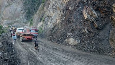 Photo of सवारी रोकेर तुइन खोलाको ढिस्को हटाइँदै