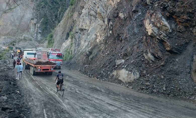 सवारी रोकेर तुइन खोलाको ढिस्को हटाइँदै