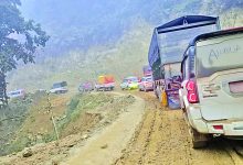 Photo of दाउन्नेमा सडक चिप्लो हुँदा बुटवल–नारायणगढ सडक अवरुद्ध