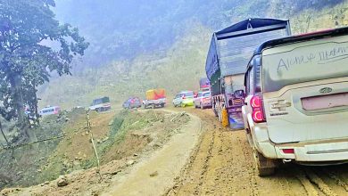 Photo of दाउन्नेमा सडक चिप्लो हुँदा बुटवल–नारायणगढ सडक अवरुद्ध