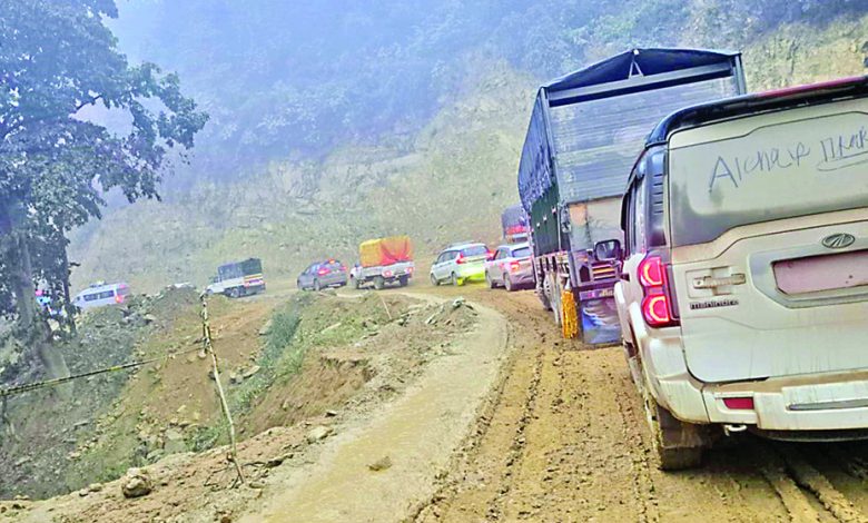 दाउन्नेमा सडक चिप्लो हुँदा बुटवल–नारायणगढ सडक अवरुद्ध