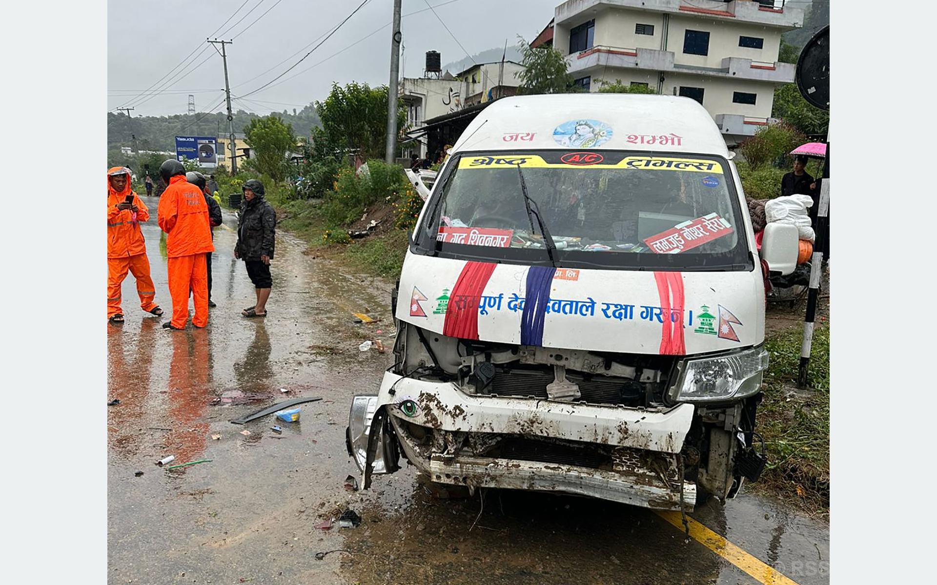 माइक्रो दुर्घटनामा १४ जना घाइते