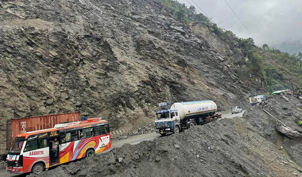 तुइन खोलामा अवरुद्ध नारायणगढ- मुग्लिन सडक सुचारु