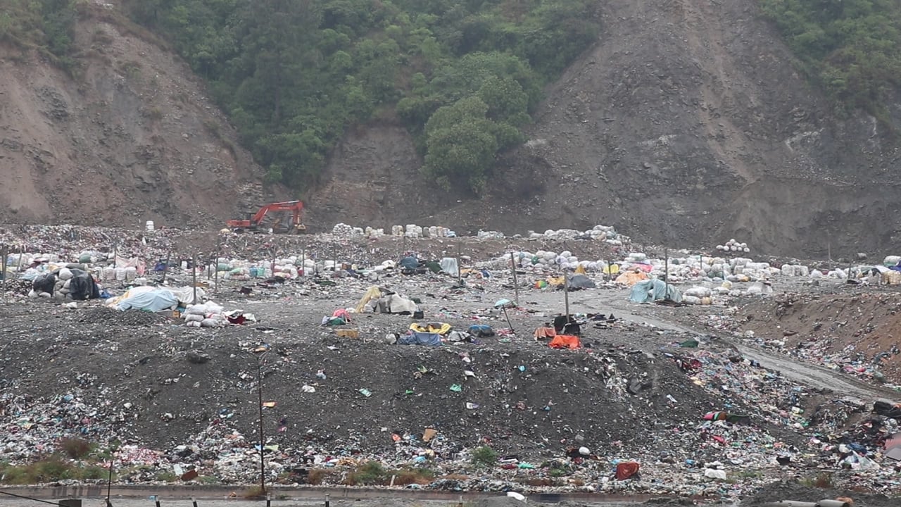 बन्चरे डाँडामा फेरी फोहोर फाल्न स्थानीयको अवरोध