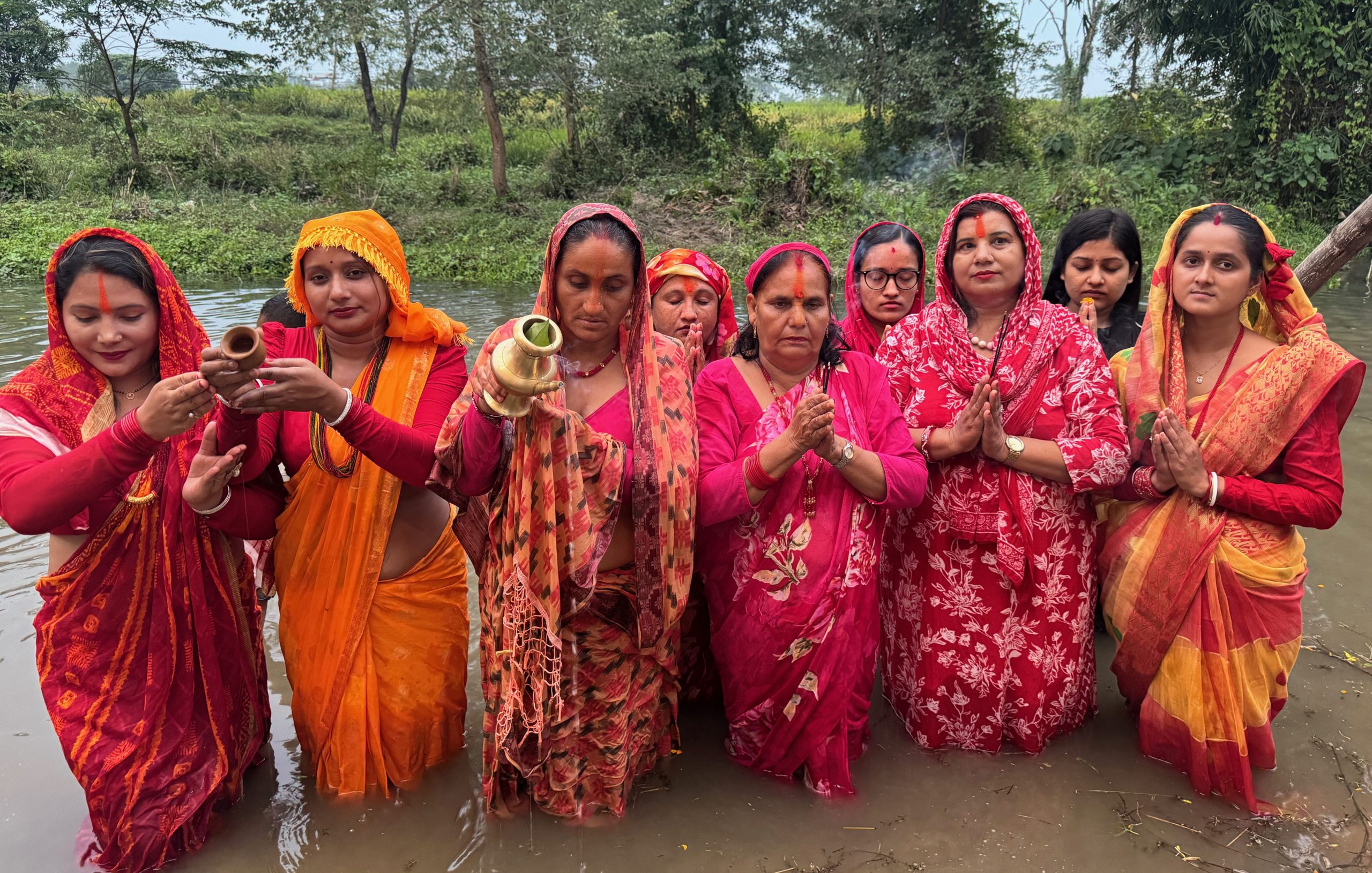 अस्ताउँदो सूर्यलाई अर्घ्य अर्पण गर्दै छठ पर्व मनाइयो