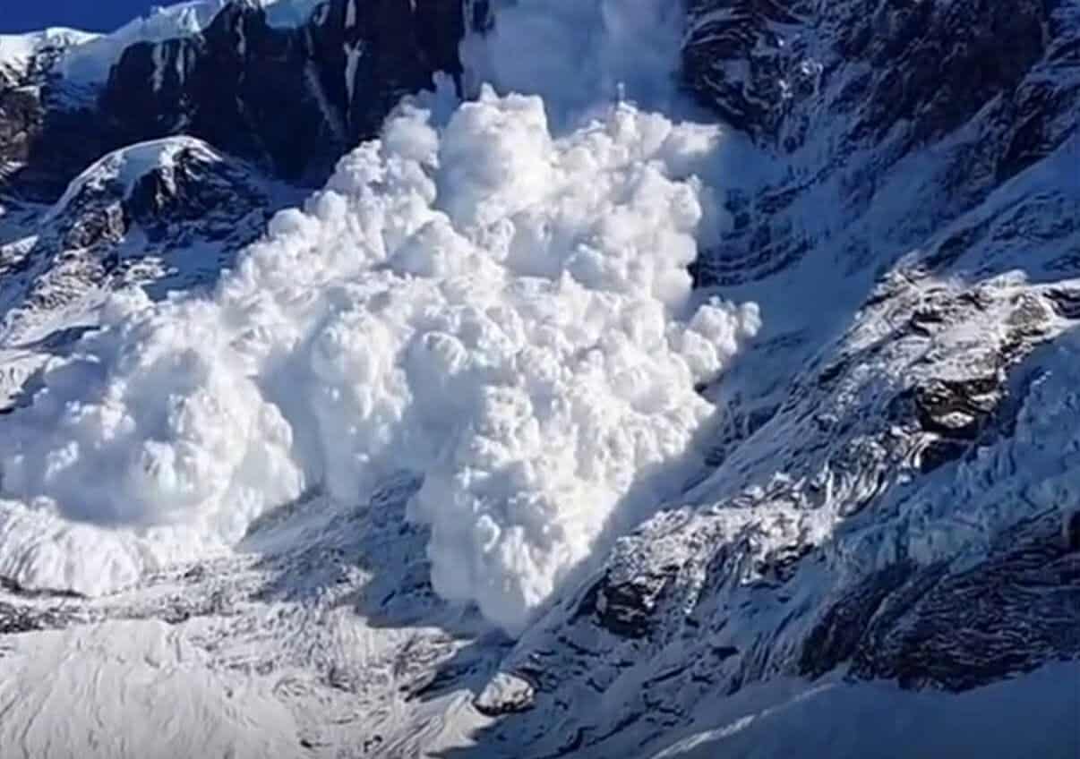 हिमपहिरोमा परी ३ जनाको मृत्यु, ४ जना घाइते, ८ जना बेपत्ता