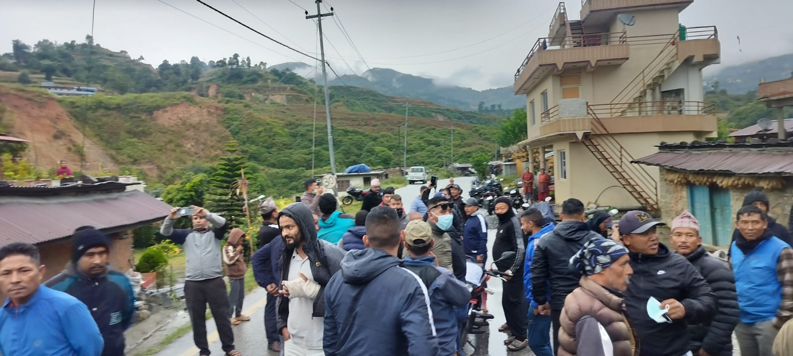 ११ बुँदे सहमतिपछि वन्चरेडाँडाको अवरोध हट्यो –एक महिनाभित्र मुआब्जा वितरण गर्ने