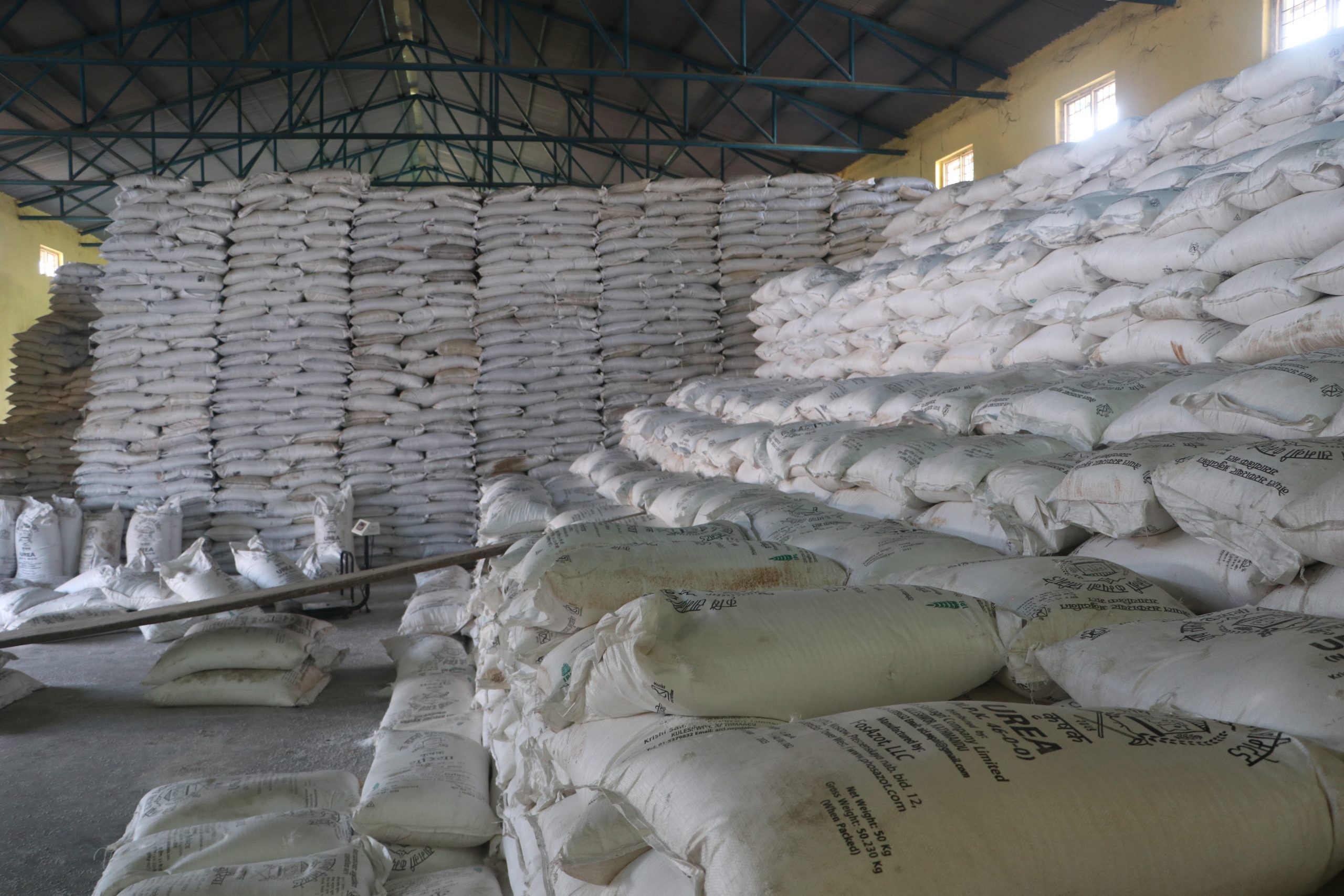 गोदाममै थन्कियो झन्डै डेढ हजार मेट्रिक टन रासायनिक मल