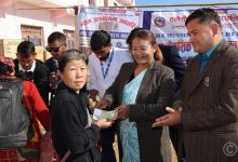 Photo of हलेसी तुवाचुङमा पाँच मुरीभन्दा बढी बदाम फलाउने किसान पुरस्कृत