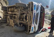 Photo of सडकमा पल्टियो यात्रुवाहक बस ,८ जना सामान्य घाइते