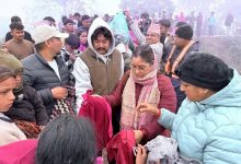 Photo of पानीमा रुझेका घाइतेलाई व्यवसायीले बाँडे न्यानो कपडा