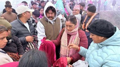 Photo of पानीमा रुझेका घाइतेलाई व्यवसायीले बाँडे न्यानो कपडा