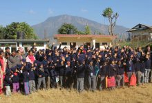 Photo of गुल्मीमा पूर्व विद्यार्थीव्दारा विद्यार्थीलाई न्यानो कपडा वितरण