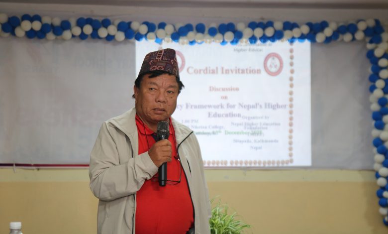 नवनिर्वाचित सांसद महावीर पुन किताब बेच्न पोखरामा