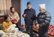 Photo of प्रचण्ड र नेपालद्वारा खनाल पत्नी चित्रकारको स्वास्थ्य अवस्थाबारे जानकारी