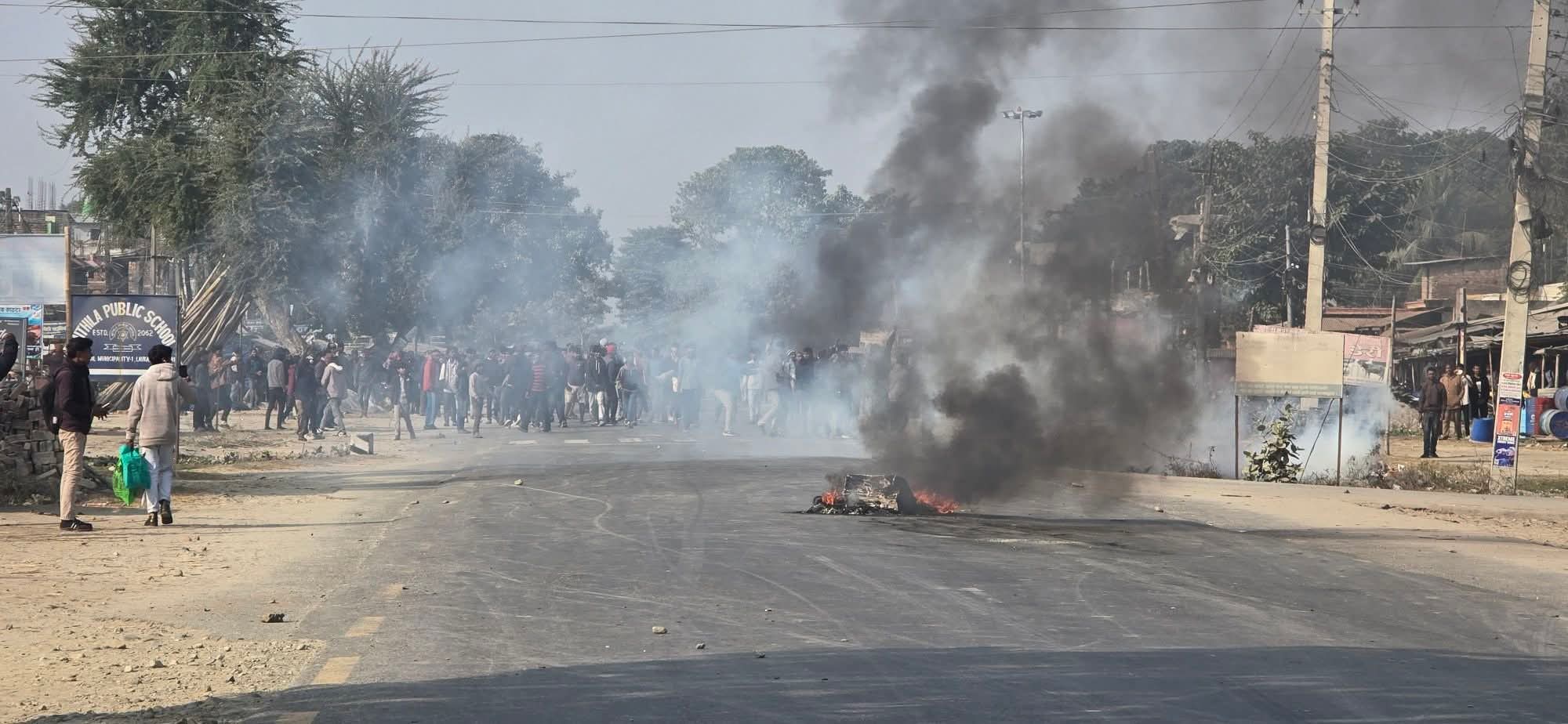 सुनसरीको लौकहीमा गोलीकाण्डपछि तनाव,राजमार्ग अवरुद्ध गर्दै स्थानीयको प्रदर्शन