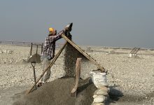 Photo of महाकालीको बगरमा बालुवा छानेर जीविका चलाउनेहरू