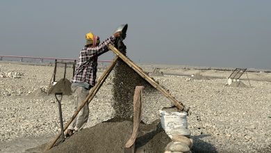 Photo of महाकालीको बगरमा बालुवा छानेर जीविका चलाउनेहरू