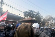 Photo of निर्वाचन आयोग बाहिर काँग्रेसका दुवै पक्षको नाराबाजी