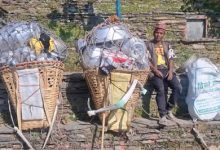 Photo of ४५ वर्षदेखि भाँडाको भारी बोकेर व्यापार गर्दै सिन्धुपाल्चोकका व्यापारी