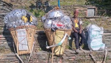 Photo of ४५ वर्षदेखि भाँडाको भारी बोकेर व्यापार गर्दै सिन्धुपाल्चोकका व्यापारी