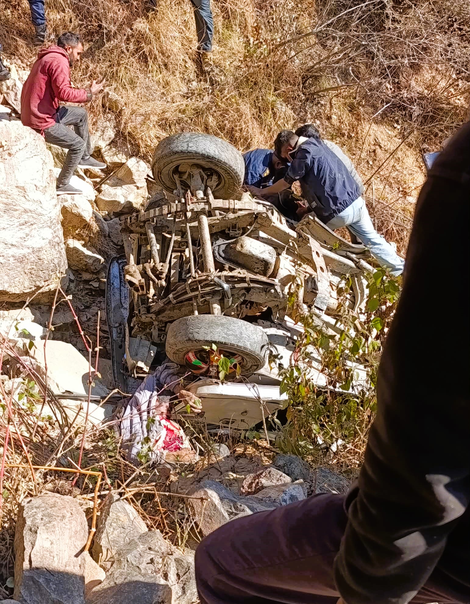 बैतडीको खोड्पेमा जीप दुर्घटना हुँदा तीन जनाको मृत्यु, १५ भन्दा बढी घाइते