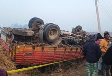 Photo of ट्रक पल्टिँदा पाँचजना कामदारको थिचिएर मृत्यु