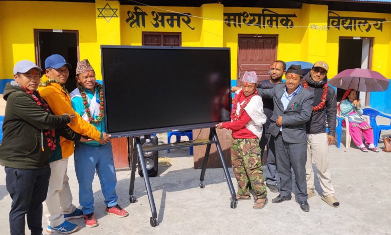 चिमखोलाका विद्यालयलाई ‘स्मार्ट बोर्ड’ सहयोग