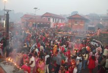 Photo of पशुपतिनाथ लगायत देशभरका शिवालयमा पूजा, आराधना एवं दर्शन गर्ने भक्तजनको लामो लाम