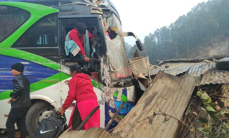 महादेवबेँसीमा यात्रुवाहक बस एक-आपसमा ठोक्किँदा एक जनाको मृत्यु