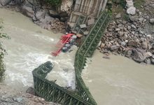Photo of अरुण नदीको बेलिब्रिज भाँचिदा भारी बोकेको ट्रक दुर्घटनाग्रस्त