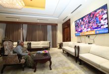 Photo of १८५ रनको लक्ष्य पछ्याउँदै नेपाल, खेल हेर्दै प्रधानमन्त्री