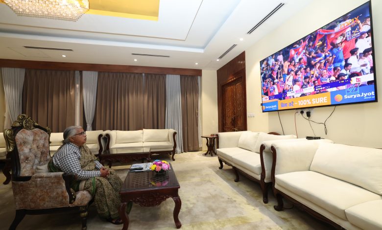 Photo of १८५ रनको लक्ष्य पछ्याउँदै नेपाल, खेल हेर्दै प्रधानमन्त्री