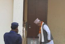 Photo of पूर्वप्रधानमन्त्री नेपालद्वारा मतदान