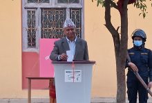 Photo of विभिन्न शीर्ष दलका नेताहरु मतदानमा सहभागी, को कहाँ बाट ?