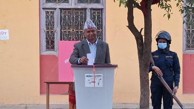 Photo of विभिन्न शीर्ष दलका नेताहरु मतदानमा सहभागी, को कहाँ बाट ?