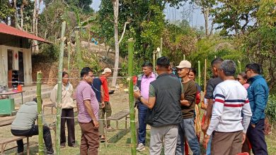 Photo of मतदान स्थलको तयारीमा जुटदै कर्मचारीहरु