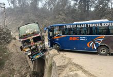 Photo of दाउन्नेमा पाँचवटा सवारी साधन ठोक्किँदा आठ जना घाइते