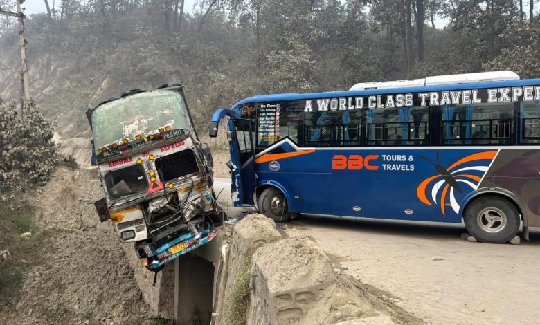 दाउन्नेमा पाँचवटा सवारी साधन ठोक्किँदा आठ जना घाइते